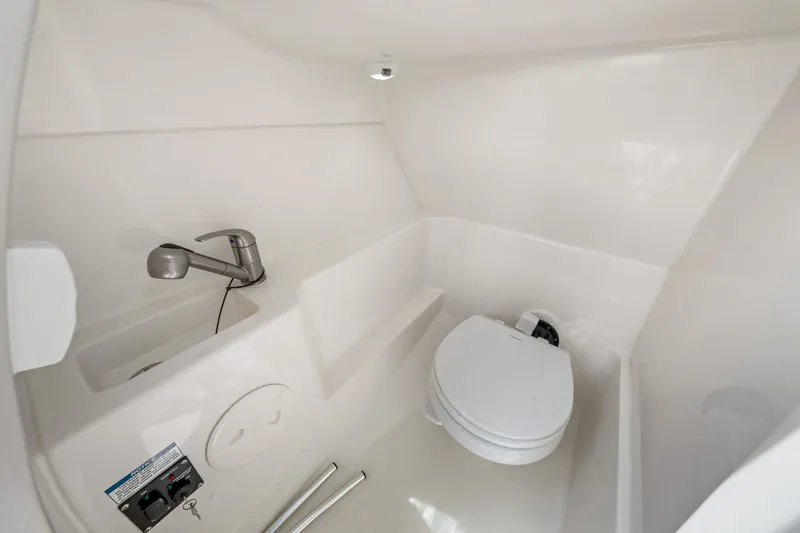 Slide: The Image of Boston Whaler 240 Vantage 2026 - 62