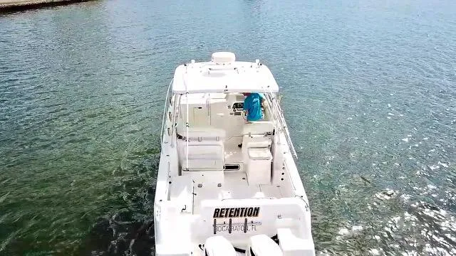 Slide: The Image of 2005 Wellcraft 290 Coastal boat on clear water, rear view. - 9