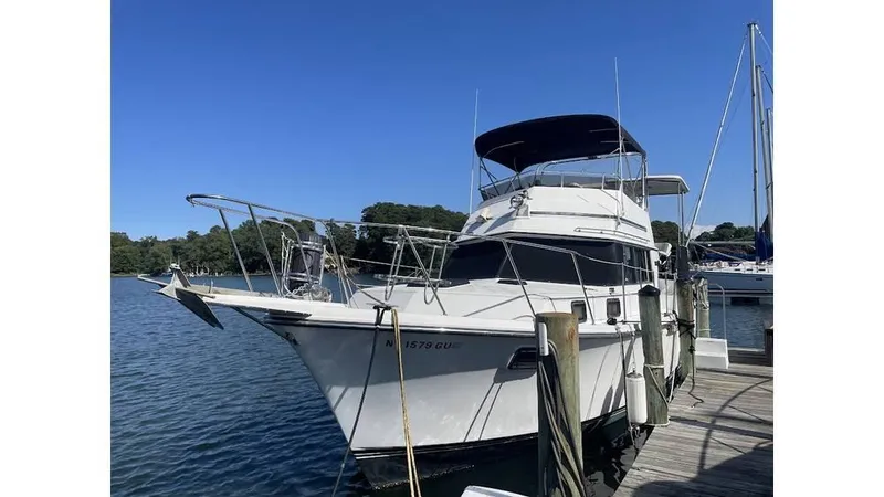 The Image of Carver Yachts 3607 Aft Cabin Motor Yacht 1986 - undefined