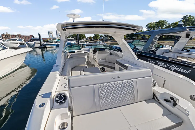 Slide: The Image of Sea Ray SLX 350 Outboard 2026 - 11
