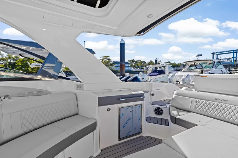 Slide: The Image of Sea Ray SLX 350 Outboard 2026 - 15