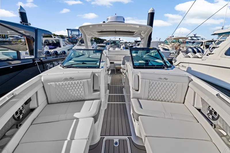 Slide: The Image of Sea Ray SLX 350 Outboard 2026 - 34