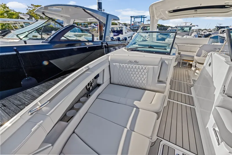 Slide: The Image of Sea Ray SLX 350 Outboard 2026 - 35