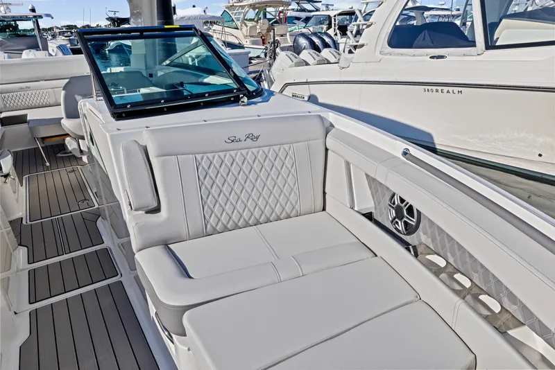 Slide: The Image of Sea Ray SLX 350 Outboard 2026 - 36
