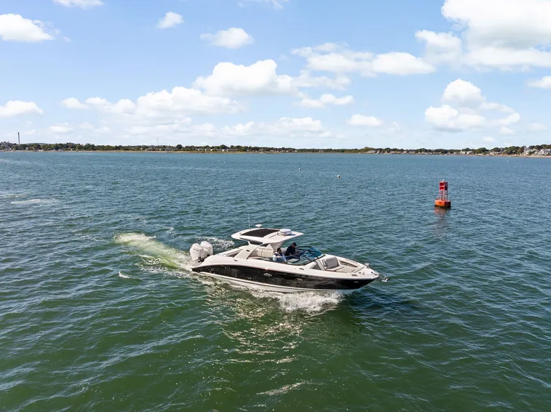 Slide: The Image of Sea Ray SLX 350 Outboard 2026 - 38