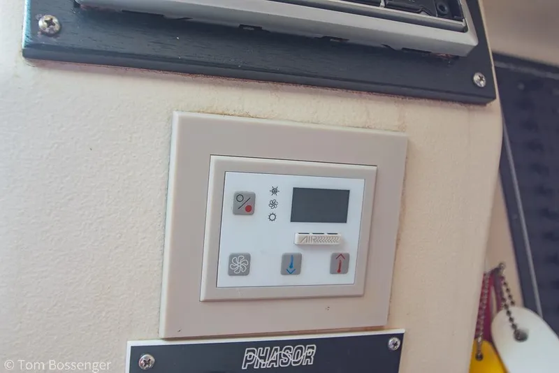 Slide: The Image of Control panel on 1999 Mainship Pilot 30 boat, featuring temperature and fan settings. - 42