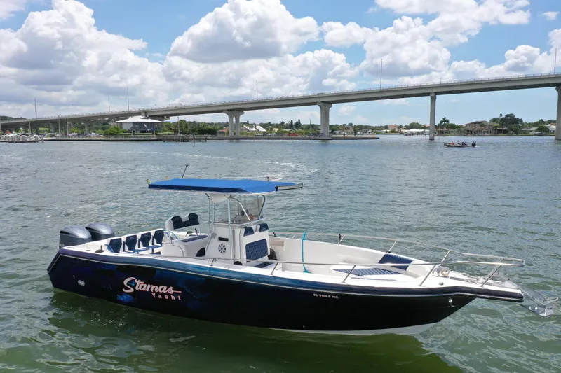 The Image of 2000 Stamas 290 Tarpon boat on water with bridge in background. - 0