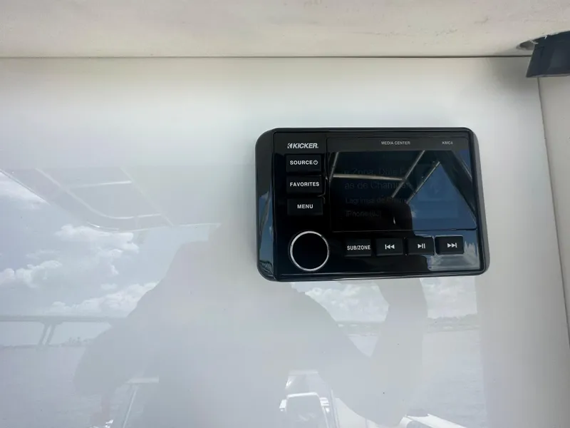 Slide: The Image of Kicker stereo system on a 2000 Stamas 290 Tarpon boat. - 22