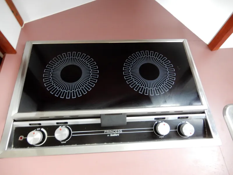 Slide: The Image of Electric stovetop on 1987 Carver 28 Mariner/Voyager boat, featuring dual burners and control knobs. - 37