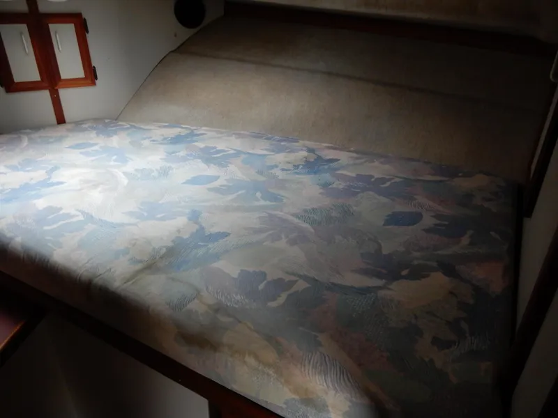 Slide: The Image of 1987 Carver 28 Mariner Voyager cabin interior with patterned bedspread. - 41