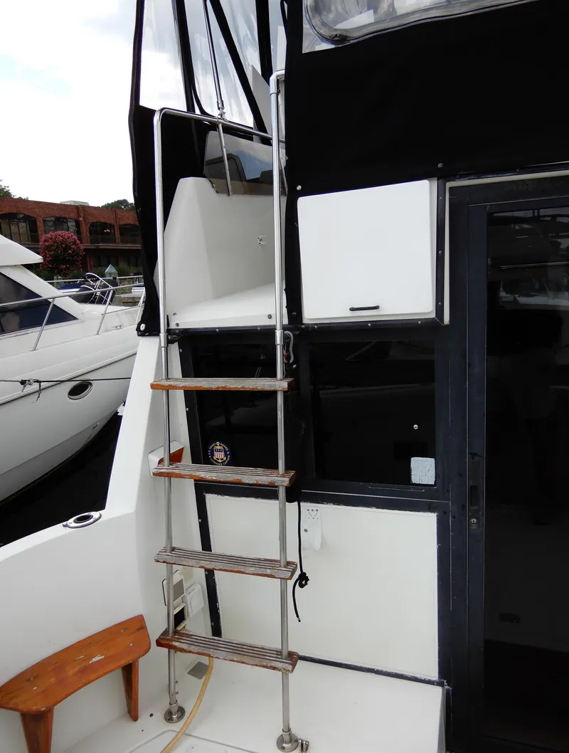 Slide: The Image of 1987 Carver 28 Mariner/Voyager boat ladder and deck area. - 13