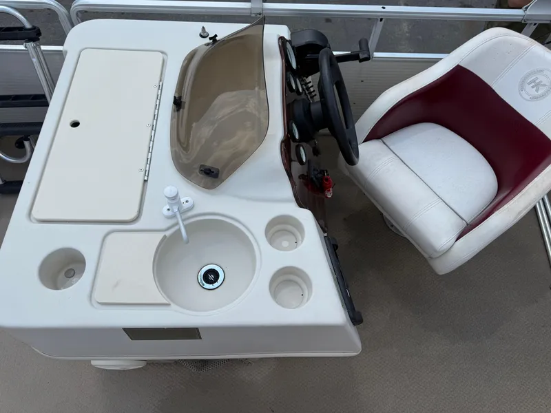 Slide: The Image of Captain's chair and console on a 2000 Harris 200 Super Sunliner boat. - 12