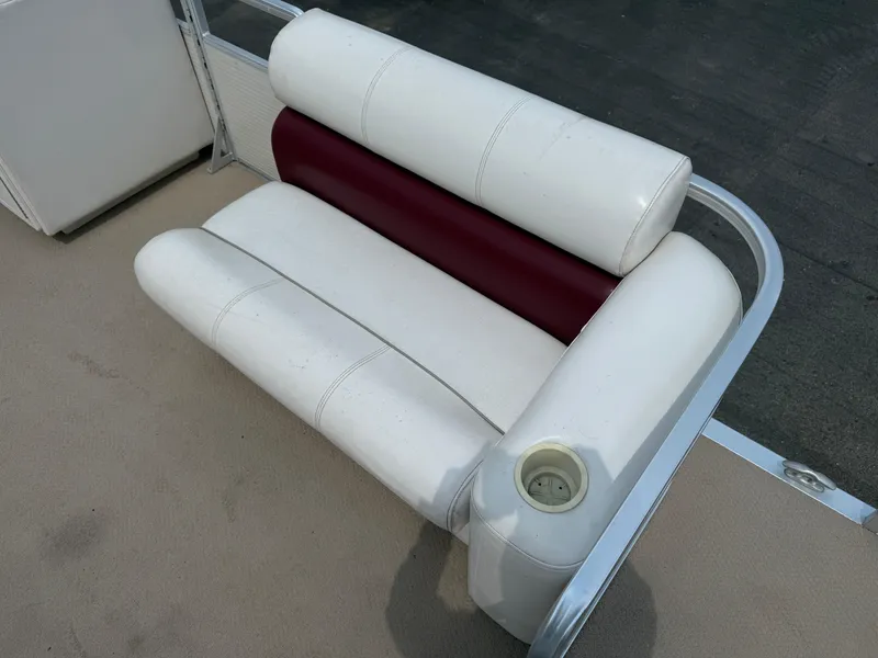 Slide: The Image of White and maroon boat seat on 2000 Harris 200 Super Sunliner. - 8