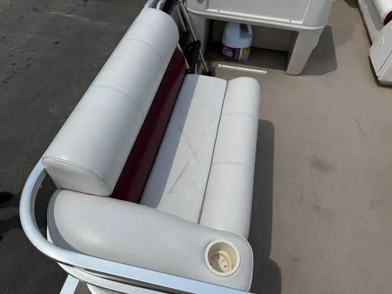 Slide: The Image of White and maroon boat seat on 2000 Harris 200 Super Sunliner. - 7