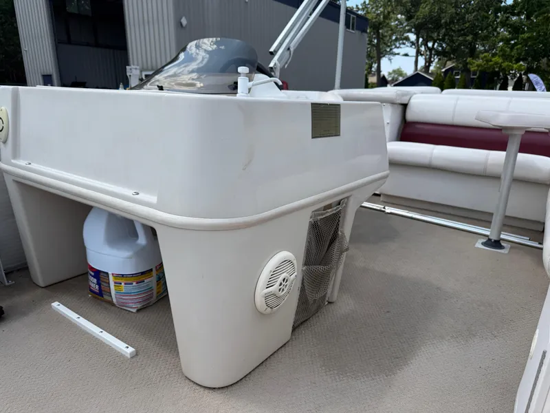 Slide: The Image of Interior of a 2000 Harris 200 Super Sunliner boat with seating and storage. - 9