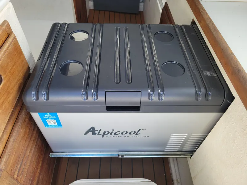 Slide: The Image of Alpicool cooler inside a 1999 SeaSport 2400 XL Limited boat, featuring a sleek design. - 31