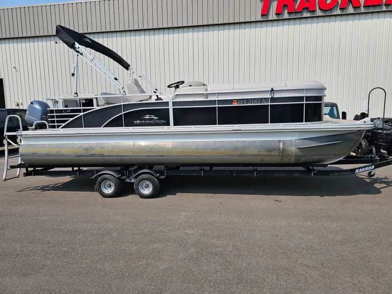 The Image of 2014 Bennington 2275 GL pontoon boat on trailer, parked outside a building. - 0