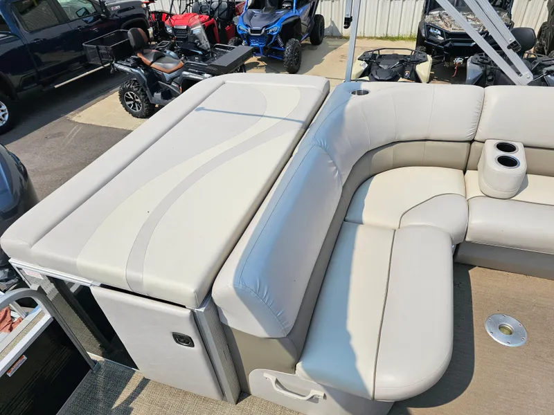 Slide: The Image of 2014 Bennington 2275 GL pontoon boat with beige seating and cup holders. - 16