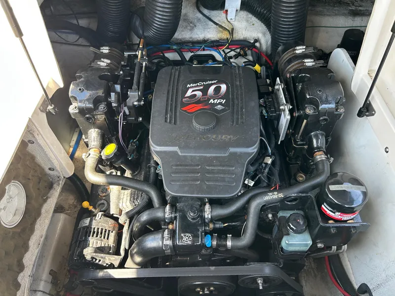 Slide: The Image of Engine of a 2004 Sea Ray 220 Sundeck boat, featuring a MerCruiser 5.0 MPI. - 21