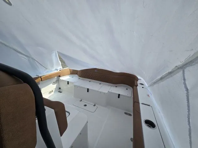 Slide: The Image of Sea Hunt Ultra 305 SE 2026 - 10