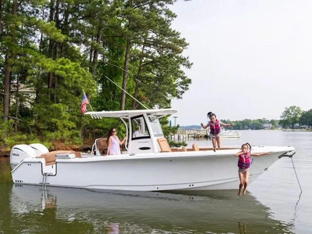 Slide: The Image of Sea Hunt Ultra 305 SE 2026 - 13