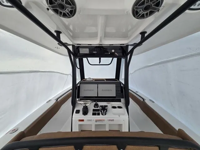 Slide: The Image of Sea Hunt Ultra 305 SE 2026 - 5