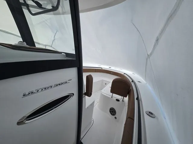 Slide: The Image of Sea Hunt Ultra 305 SE 2026 - 6