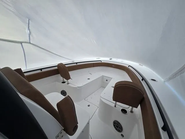 Slide: The Image of Sea Hunt Ultra 305 SE 2026 - 7