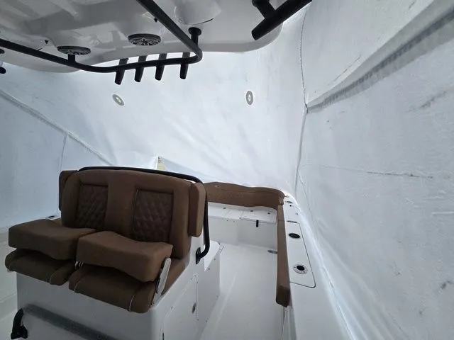 Slide: The Image of Sea Hunt Ultra 305 SE 2026 - 9