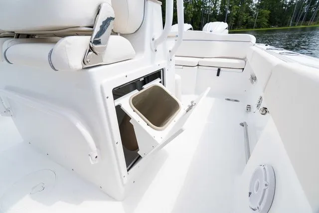 Slide: The Image of Sea Hunt Ultra 265 SE 2026 - 18