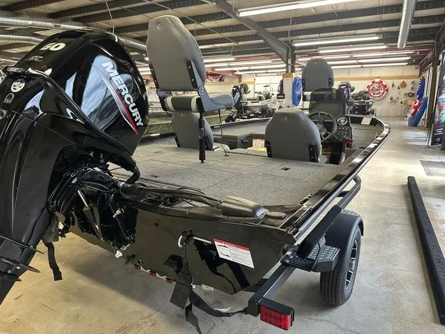 Slide: The Image of Lowe Stinger 175C 2025 - 4