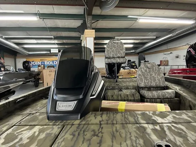 Slide: The Image of Lowe Stinger Series 195C 2025 - 4