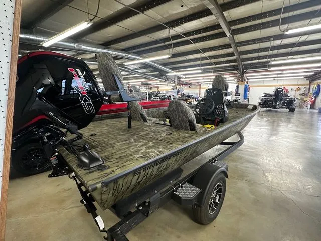 Slide: The Image of Lowe Stinger Series 195C 2025 - 6