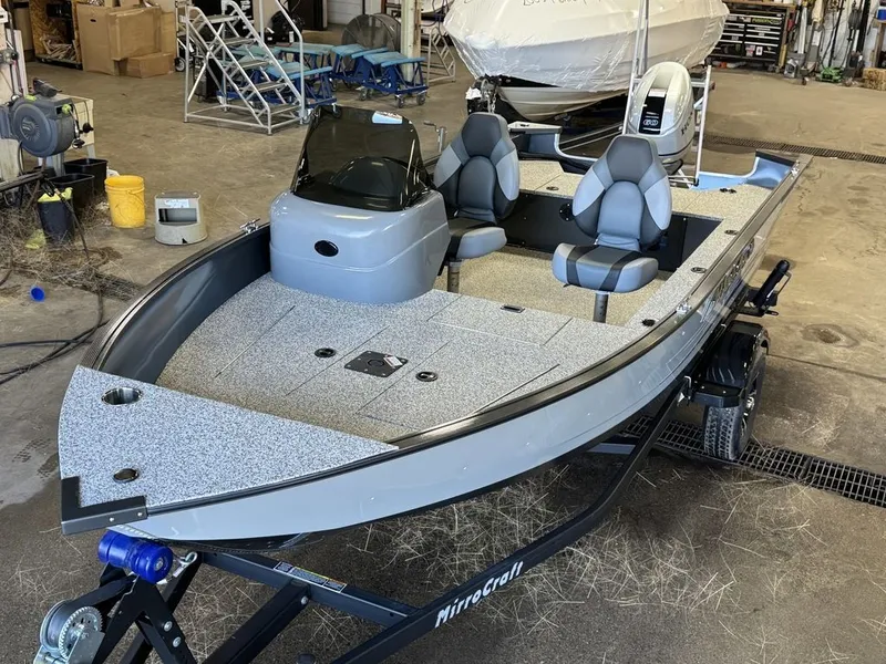 Slide: The Image of MirroCraft 60HP F167 Side Console 2025 - 4