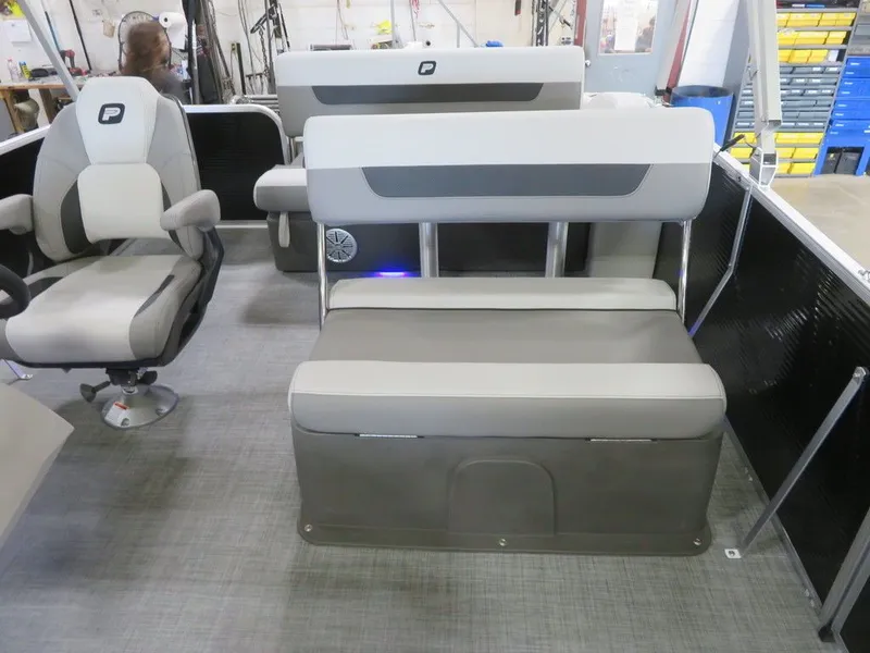 Slide: The Image of Princecraft Vectra 21 RL Dinette Swingback Pontoon & Mercury 4-Stroke EFI 2025 - 11