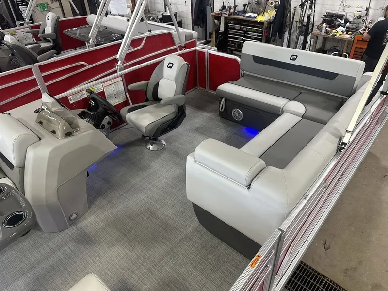 Slide: The Image of Princecraft Vectra 21 RL 2025 - 4