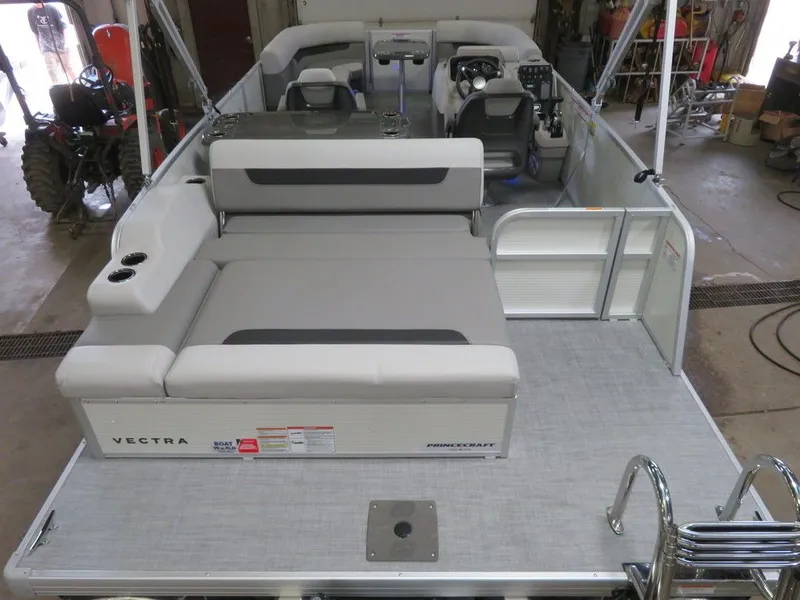 Slide: The Image of Princecraft Vectra 21 RL 2025 - 2