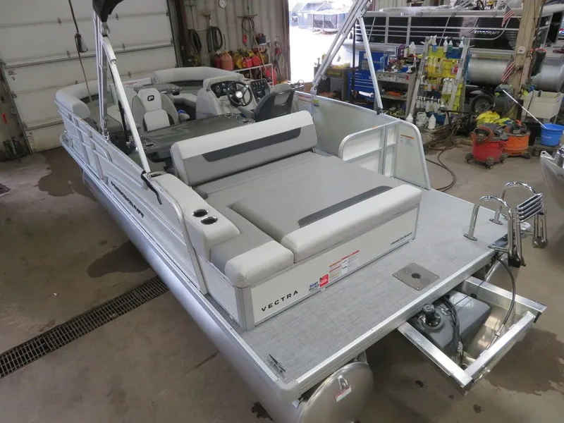 Slide: The Image of Princecraft Vectra 21 RL 2025 - 33