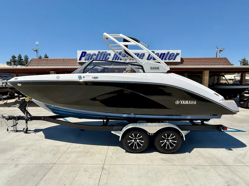 The Image of Yamaha 222 S w/ Twin 1.8L Yamaha's 2025 - 1