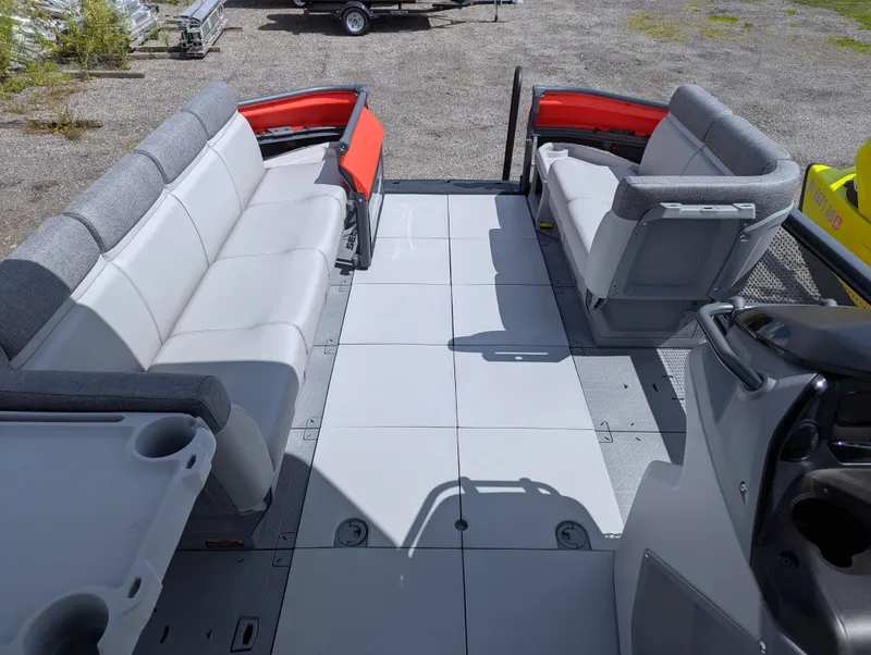 Slide: The Image of Sea-Doo Switch Cruise 21 - 230 hp Galvanized 2024 - 3