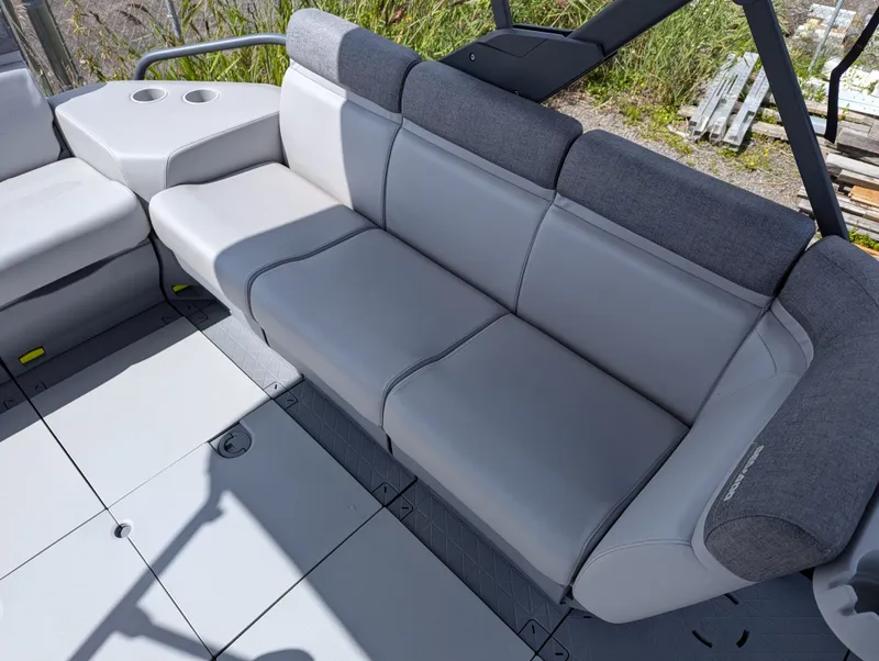 Slide: The Image of Sea-Doo Switch Cruise 21 - 230 hp Galvanized 2024 - 4