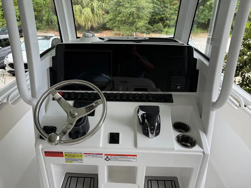 Slide: The Image of Sea Hunt Ultra 235 SE 2026 - 4