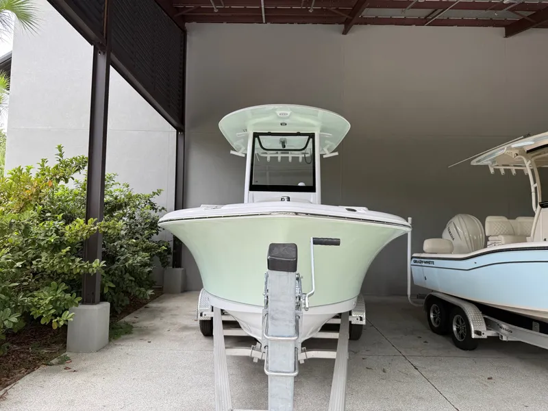 Slide: The Image of Sea Hunt Ultra 235 SE 2026 - 5