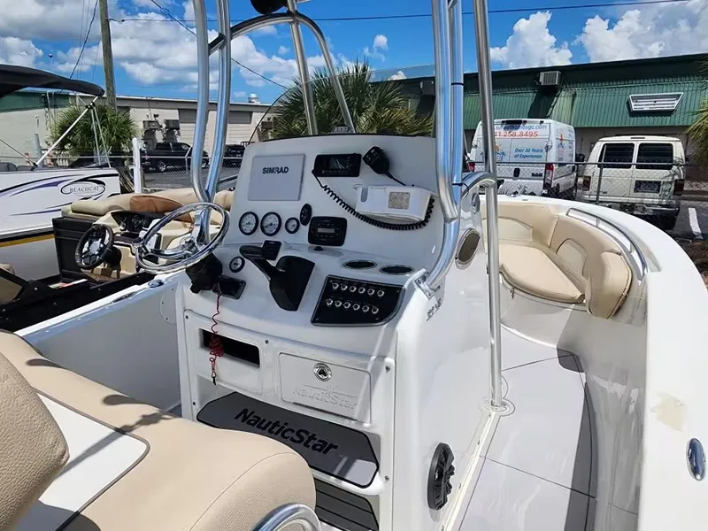 Slide: The Image of NauticStar 22 XS 2018 - 10