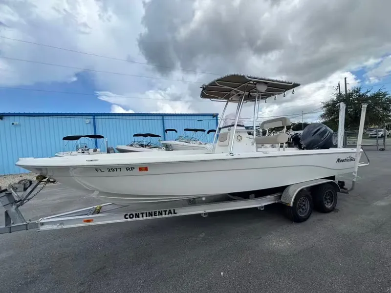 The Image of NauticStar 2400 Sport 2017 - 1