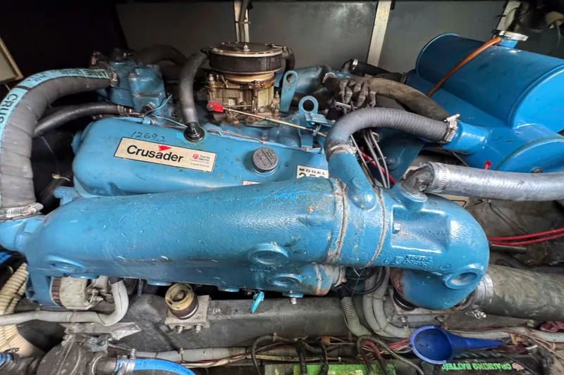 Slide: The Image of 1986 Sea Ray 390 Express Cruiser engine, featuring a blue Crusader motor. - 21