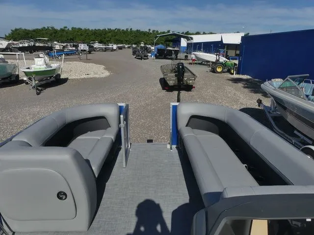 Slide: The Image of Sun Tracker Party Barge 18 DLX 2026 - 14