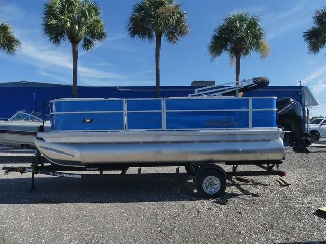 Slide: The Image of Sun Tracker Party Barge 18 DLX 2026 - 7