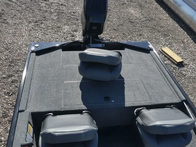 Slide: The Image of Tracker Bass Tracker Classic XL 2026 - 15