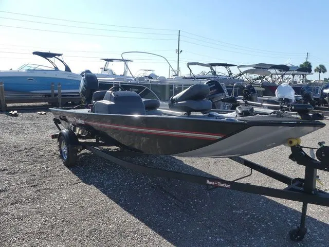 Slide: The Image of Tracker Bass Tracker Classic XL 2026 - 3